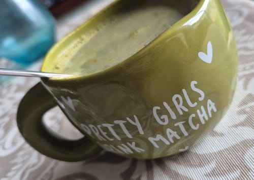 Primer plano del Té Matcha Premium Galleta Speculoos de un cliente, preparado en una taza verde.