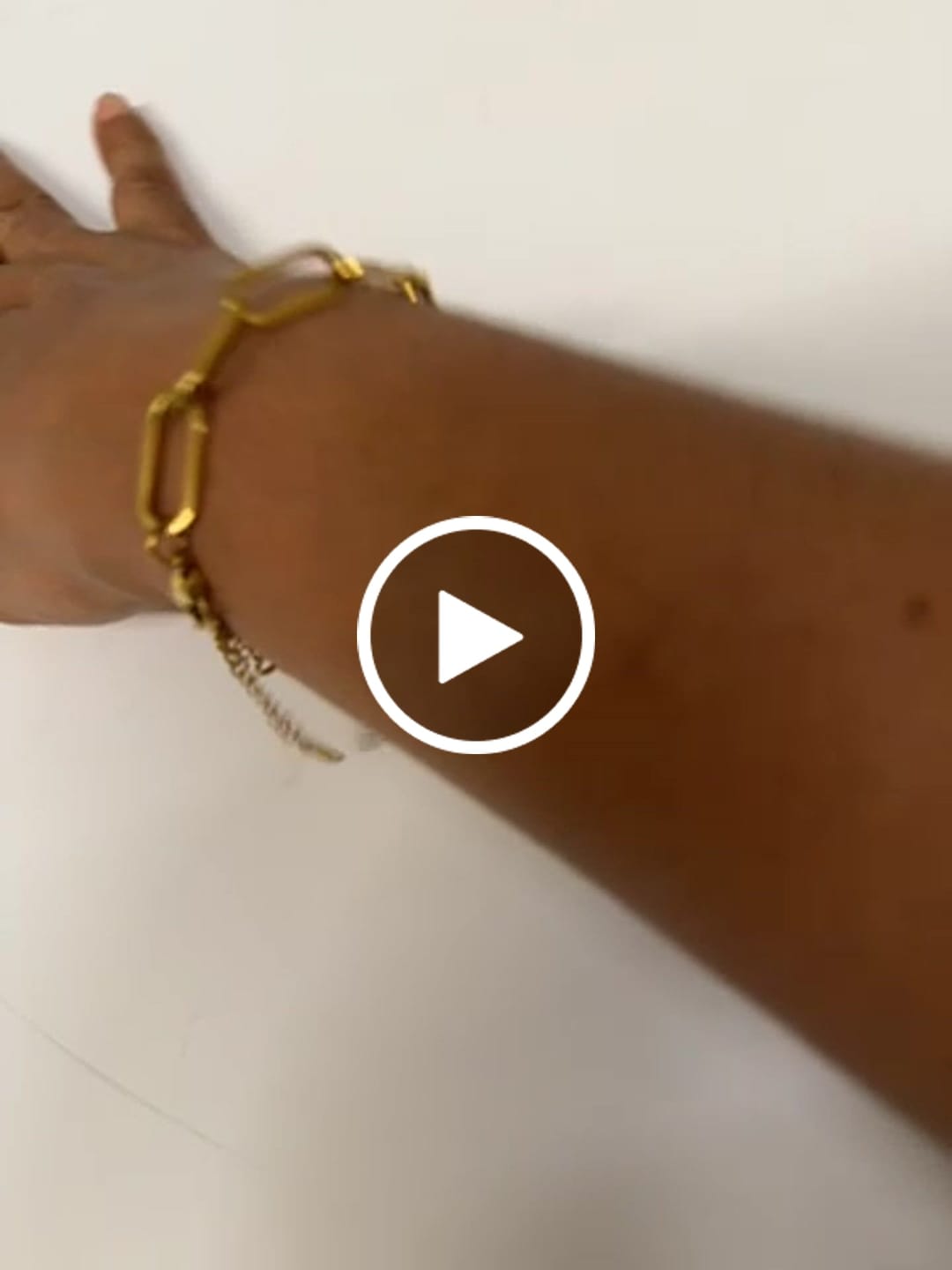 Customer video review of Anel Square Charm Giratório Banhado em Ouro 18k