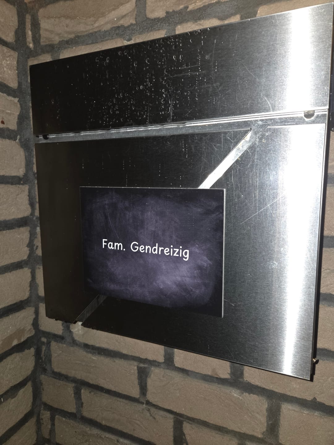 Customer photo review of Familien Türschild (UV- und wetterfest) inkl. Klebebefestigung