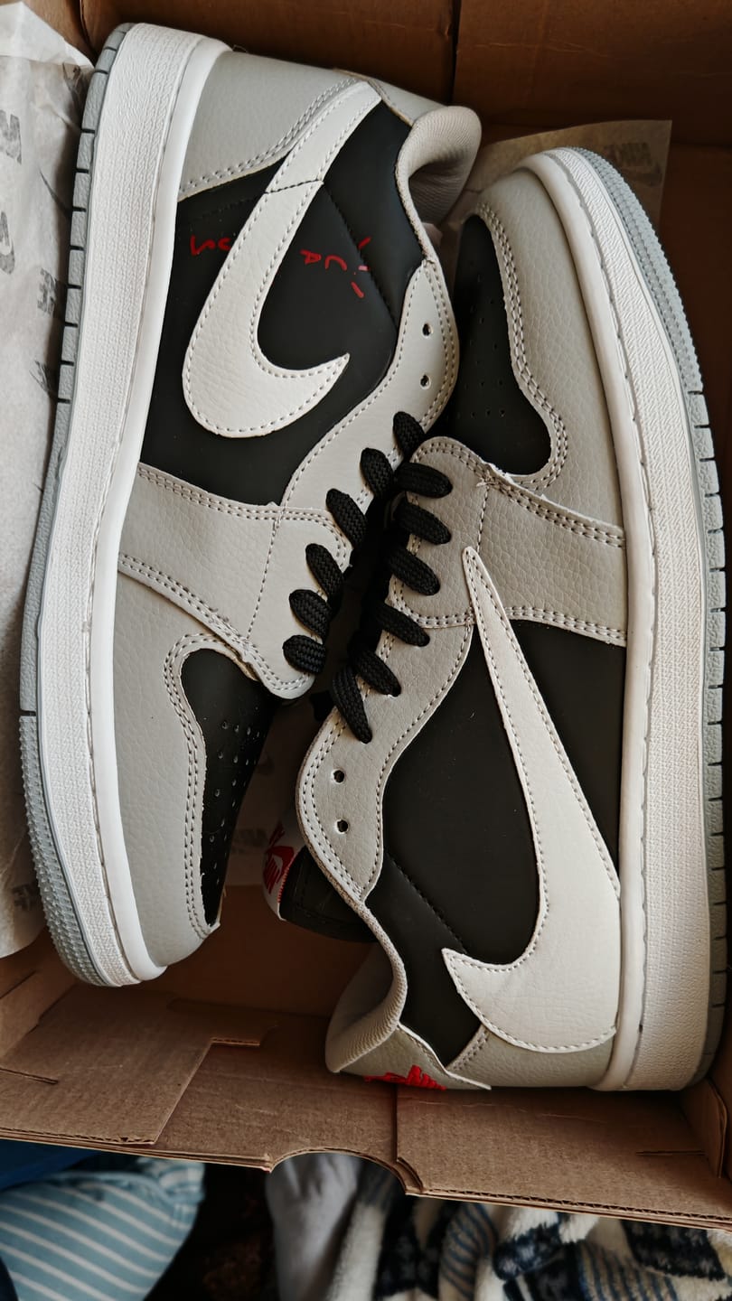 Customer photo review of Tenis Travis Low Concreto Negro