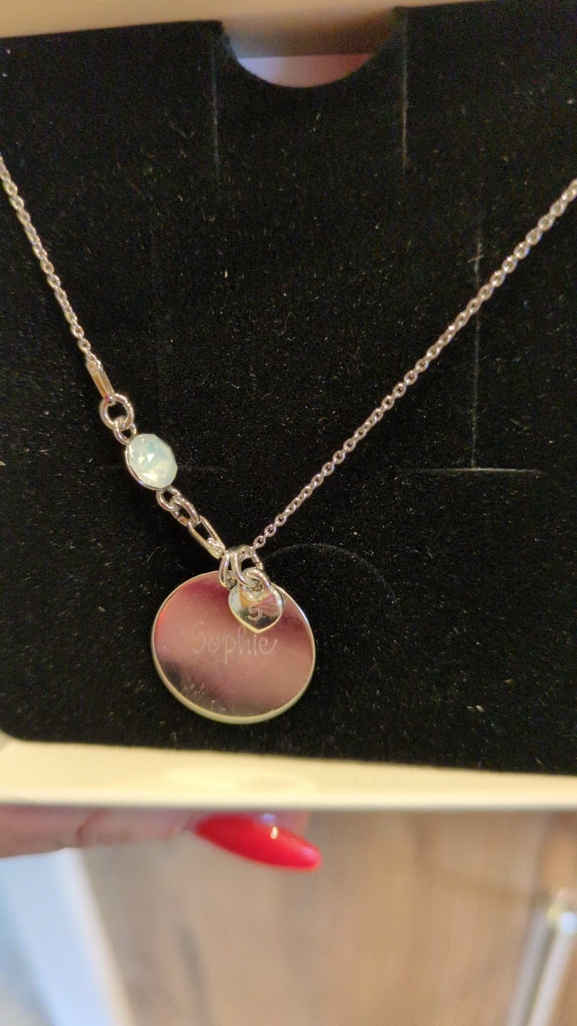 Customer photo review of Zarte Halskette mit Gravur "Mini Love"
