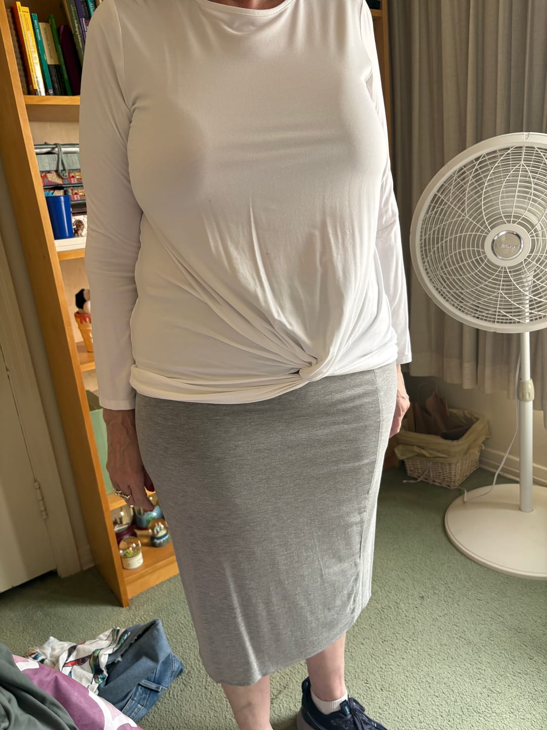 Customer photo review of MODAL PENCIL SLIM SKIRT (DARK MARINE)
