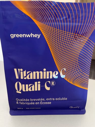 Un client présente le sachet bleu de Vitamine C en poudre Quali-C®.