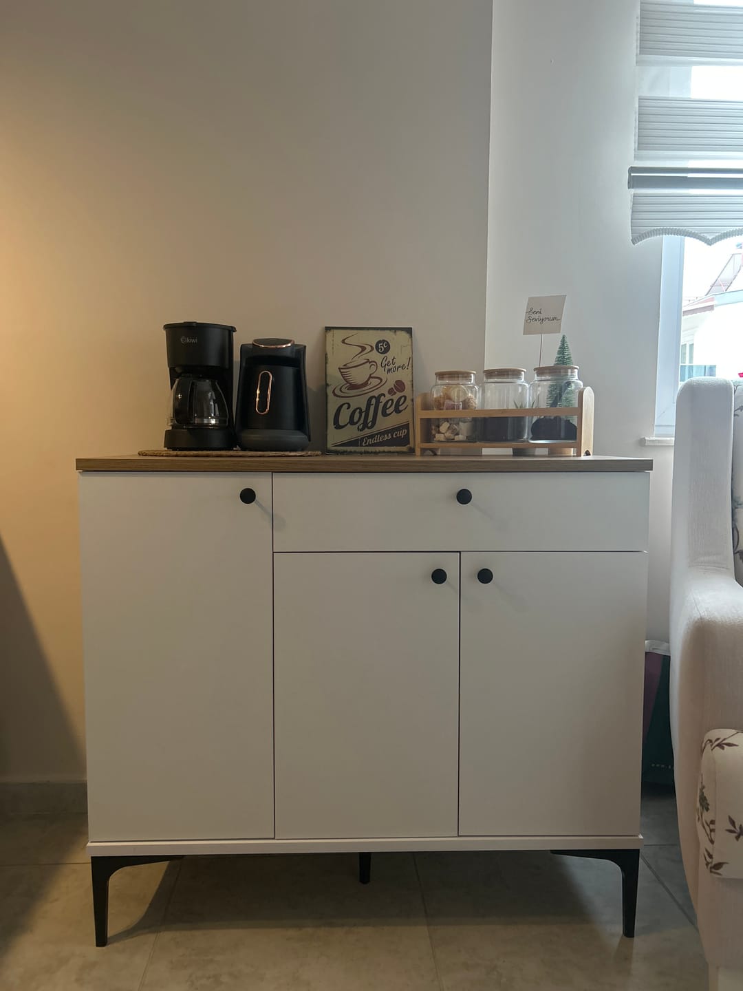 Customer photo review of Rani JE194 Kahve Köşesi Çok Amaçlı Dolap 3 Kapaklı 1 Çekmeceli Kiler Mutfak Dolabı Beyaz - Sepet Ceviz