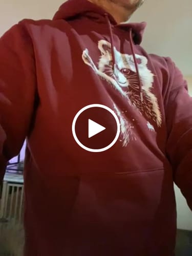 Customer video review of Frecher Waschbär (groß)  - Bio Unisex Hoodie (Premium)