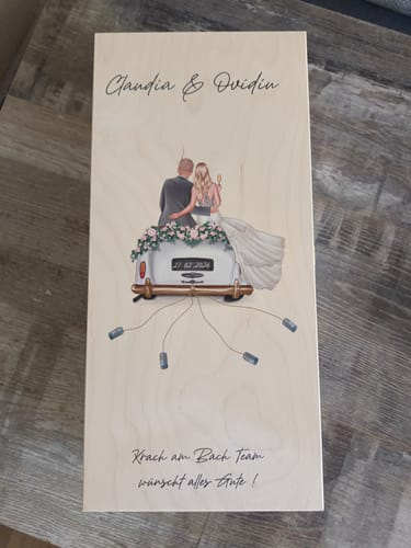 Rezensent zeigt die personalisierte Holzkiste für den Inhalt für die Holzkisten, mit einem Hochzeitsmotiv auf dem Deckel.