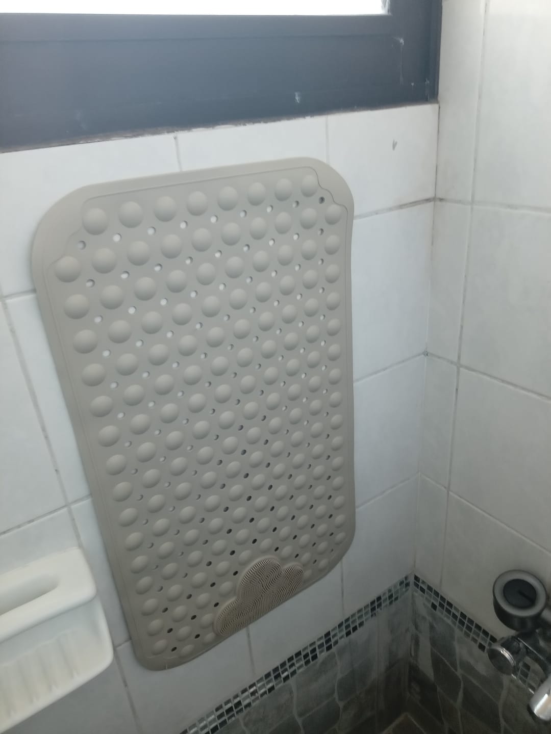 Customer photo review of Piso De Goma Antideslizante Tina Ducha Alfombra Bañera Cepil