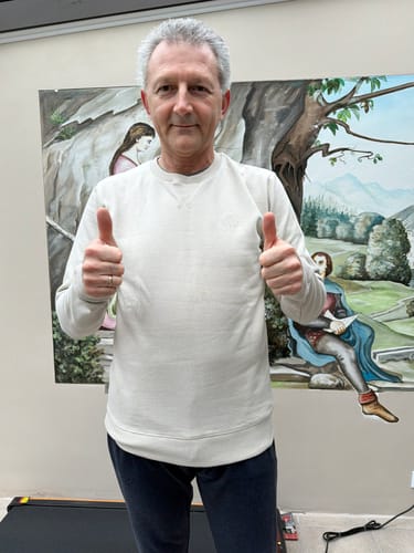 Kunde trägt das helle, melierte Holzbrüder Unisex Sweatshirt 'Cedar' und gibt zwei Daumen hoch.