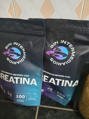 El cliente muestra dos empaques del suplemento Creatina Monohidrato uno al lado del otro.