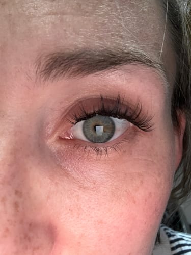 Nahaufnahme des Auges einer Rezensentin mit den aufgetragenen langen Pre-Glued Lashes.