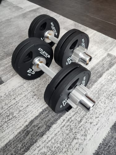 Kunde zeigt seine zusammengestellten Kurzhanteln mit den schwarzen 2,5 kg 2H Gripper Plates.