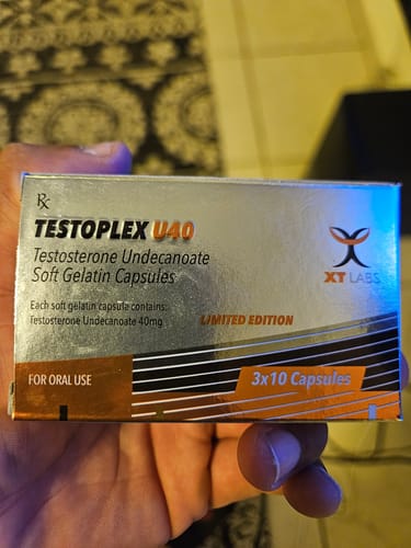 Cliente sosteniendo la caja plateada de edición limitada de Testoplex U40 de XT Labs.