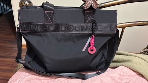 Reseña con foto de un cliente sobre Cartera De Hombro Notebook Llavero Ready To Go