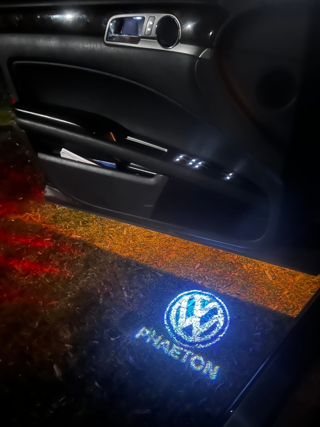 Customer photo review of Volkswagen Door lights PHAETON  Logo  Nr. 76  (quantity 1 = 2 Logo Films /2 door lights）