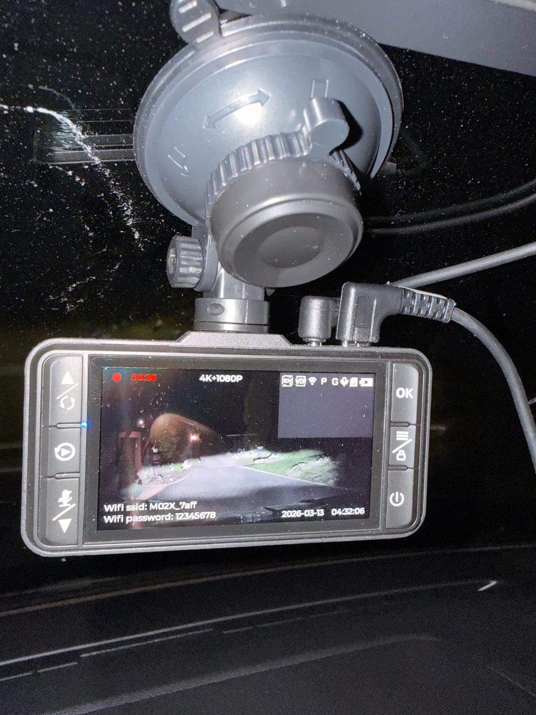 Customer photo review of 4K Dashcam mit 3,94" Bildschirm / Vorne & hinten / Autokamera mit 170° Weitwinkelansicht / Nachtsicht / Parküberwachung / G-Sensor