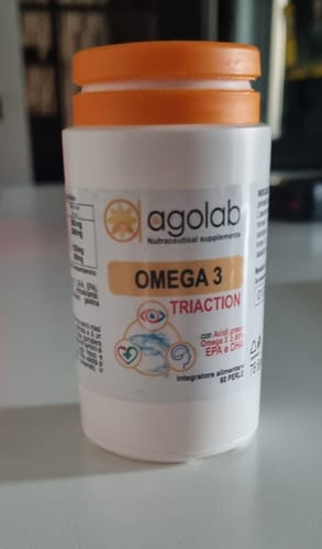 Il recensore mostra il flacone bianco di integratori Omega 3 Agolab con tappo arancione.