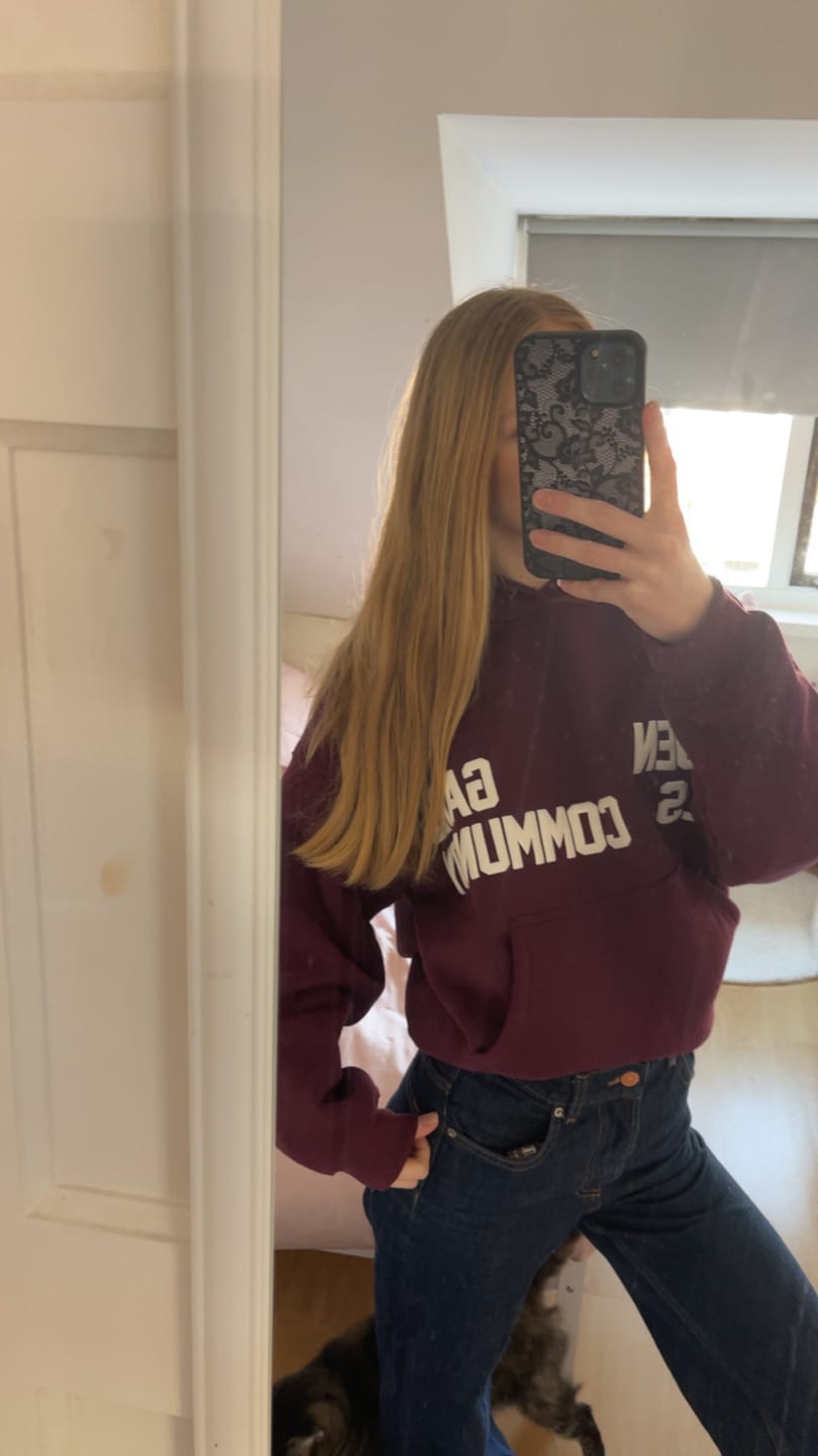 Customer photo review of GATED COMMUNITY HOODIE DARK PLUM