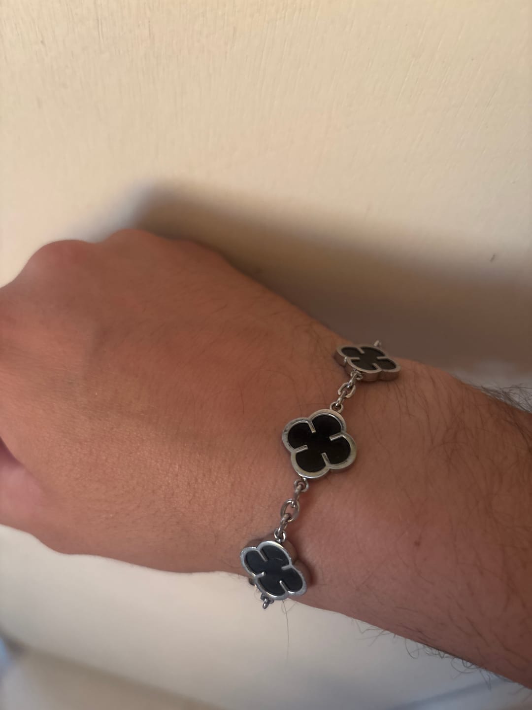 Customer photo review of Pulsera Black Clover