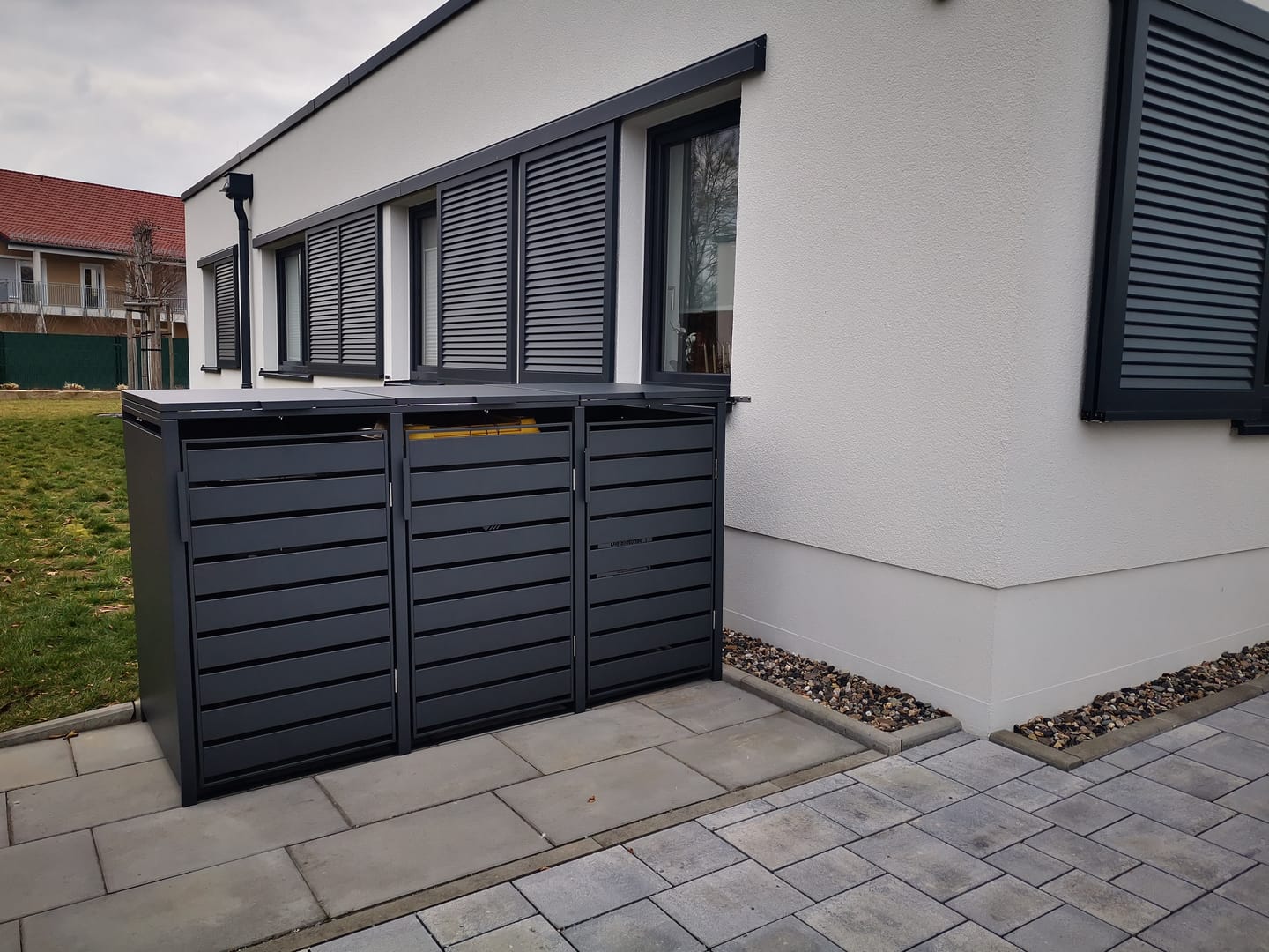 Customer photo review of Moderne Mülltonnenbox MB9 | Anthrazit (RAL7016) | stabil & pulverbeschichtet | 3er-Box Lamellen