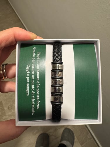 Customer photo review of Bracciale Papà Personalizzato con Nomi – Pelle Intrecciata Nera & Acciaio