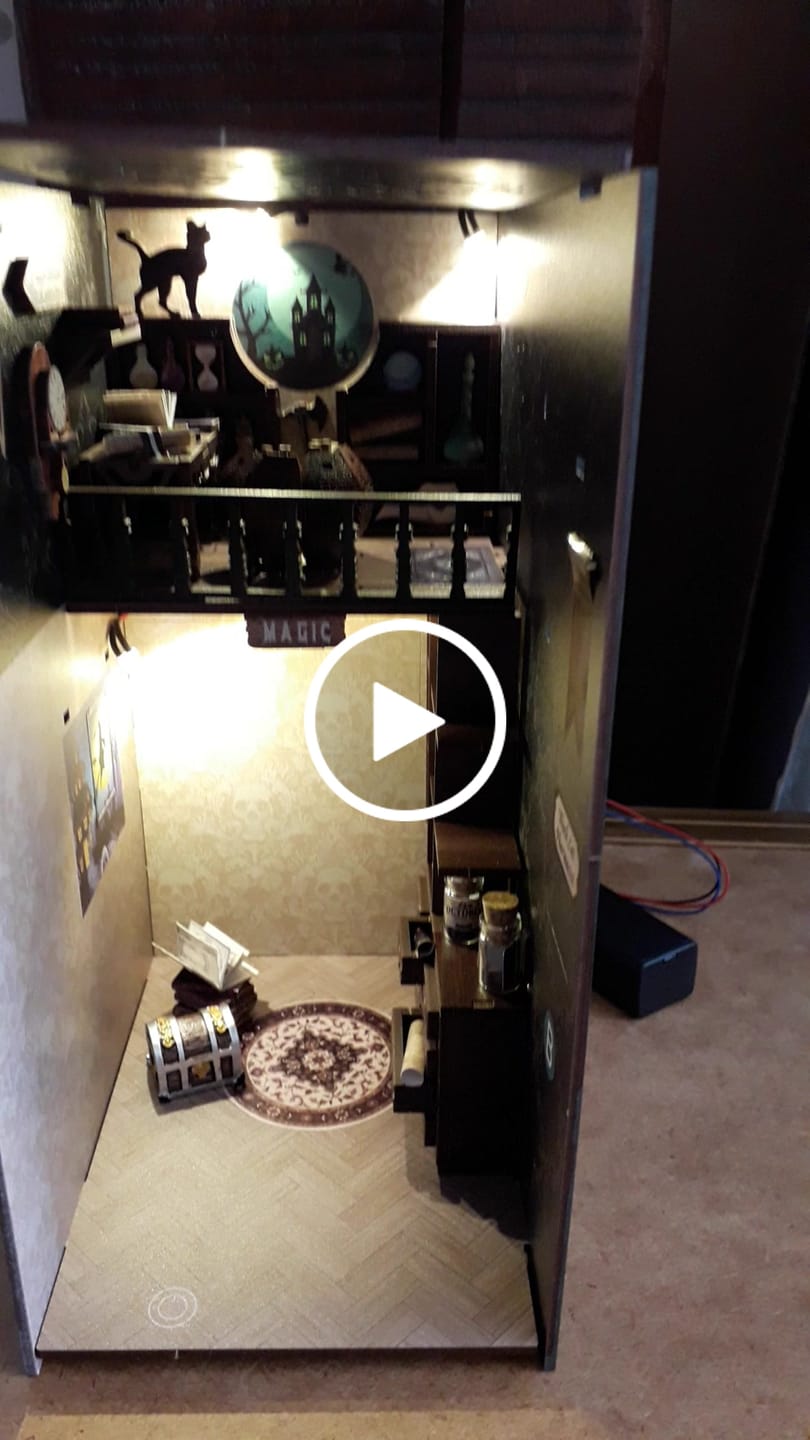 Customer video review of Book Nook Le Pharmacien Magique
