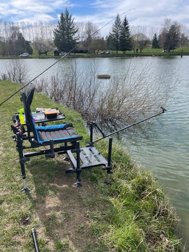 Recensents Absolute 36 Feeder Chair Voetplatform, gemonteerd op de stoel in een visopstelling aan de waterkant.