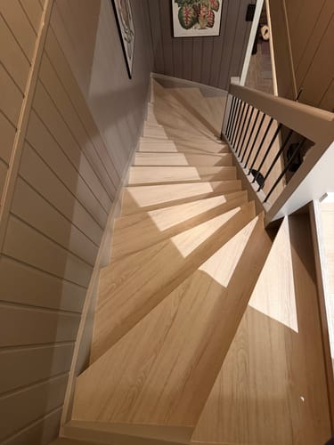 Kundebilde sett ovenfra av en trapp der trinnene er dekket med Oak minimal kontaktplast.