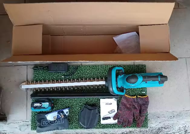 Customer photo review of Brushless Cordless Hedge Trimmer – 20 Inch Blade