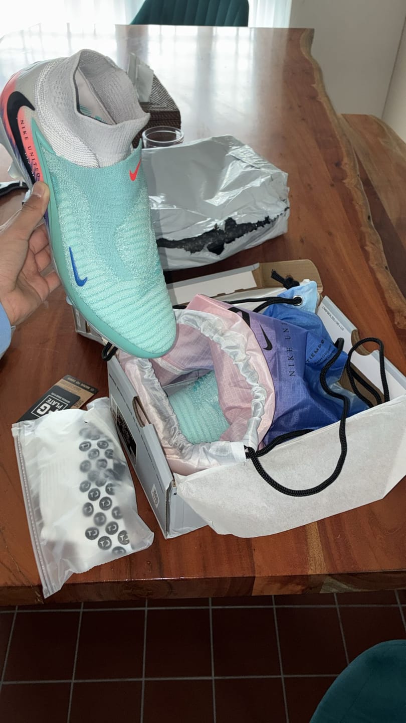 Customer photo review of PHANTOM 6 ELITE HIGH CUT UNITED PACK 002 -BLANC/TURQUOISE/VIOLET