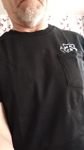 Kunde trägt das schwarze Herren-Taschenshirt mit dem frechen Waschbär-Design.