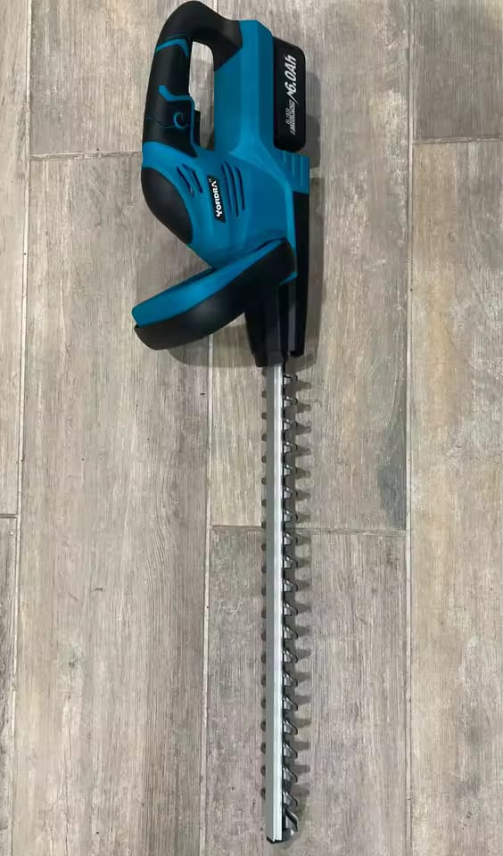 Customer photo review of Brushless Cordless Hedge Trimmer – 20 Inch Blade