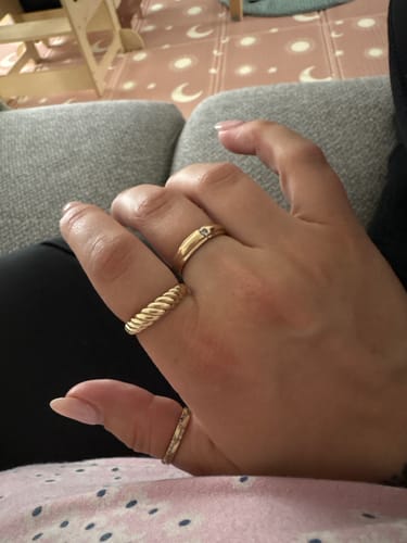 Customer photo review of 10k Artiste Ring