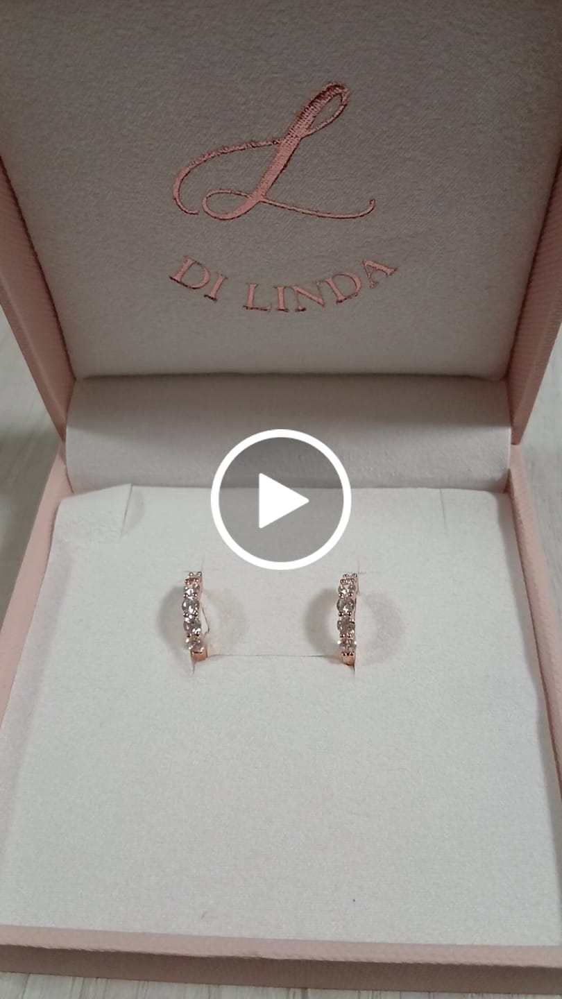 Customer video review of Piccoli Orecchini cerchietti con pietrine zirconi