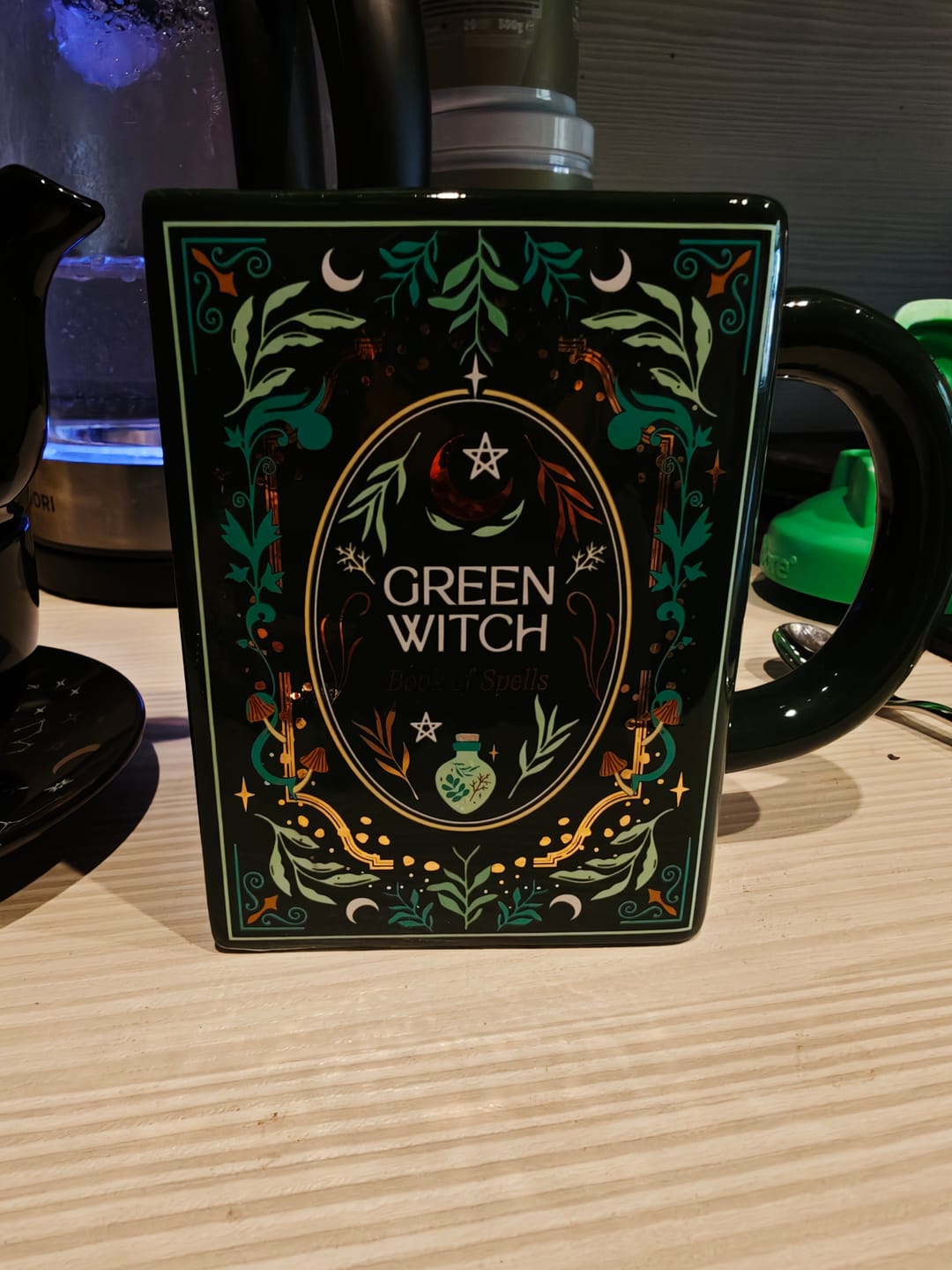 Customer photo review of Buchförmige Tasse „Green Witch“ – Keramiktasse für Natur- und Bücherliebhaber