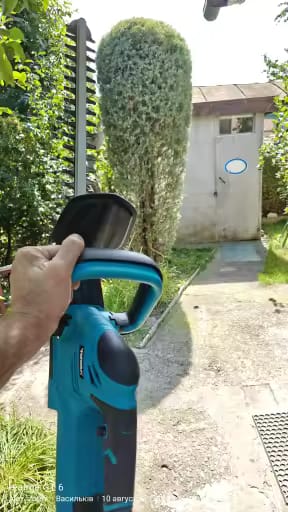 Customer photo review of Brushless Cordless Hedge Trimmer – 20 Inch Blade