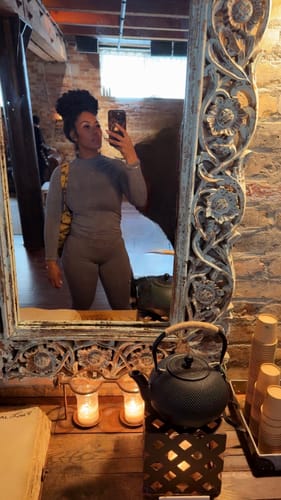 Reviewer in a mirror selfie showing the full-length fit of the grey Seamless LowRise Legging.