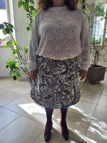 Cliente portant la jupe trapèze Maya avec son motif feuillage original.