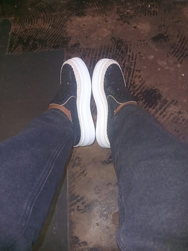 Reviewer's top-down view of the black Senhora 13 sneakers with a white flatform sole.