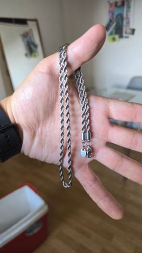 Cliente sosteniendo en su mano la brillante Cadena Rope de 4mm, mostrando su textura y el broche.