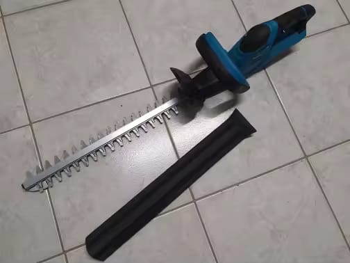 Customer photo review of Brushless Cordless Hedge Trimmer – 20 Inch Blade