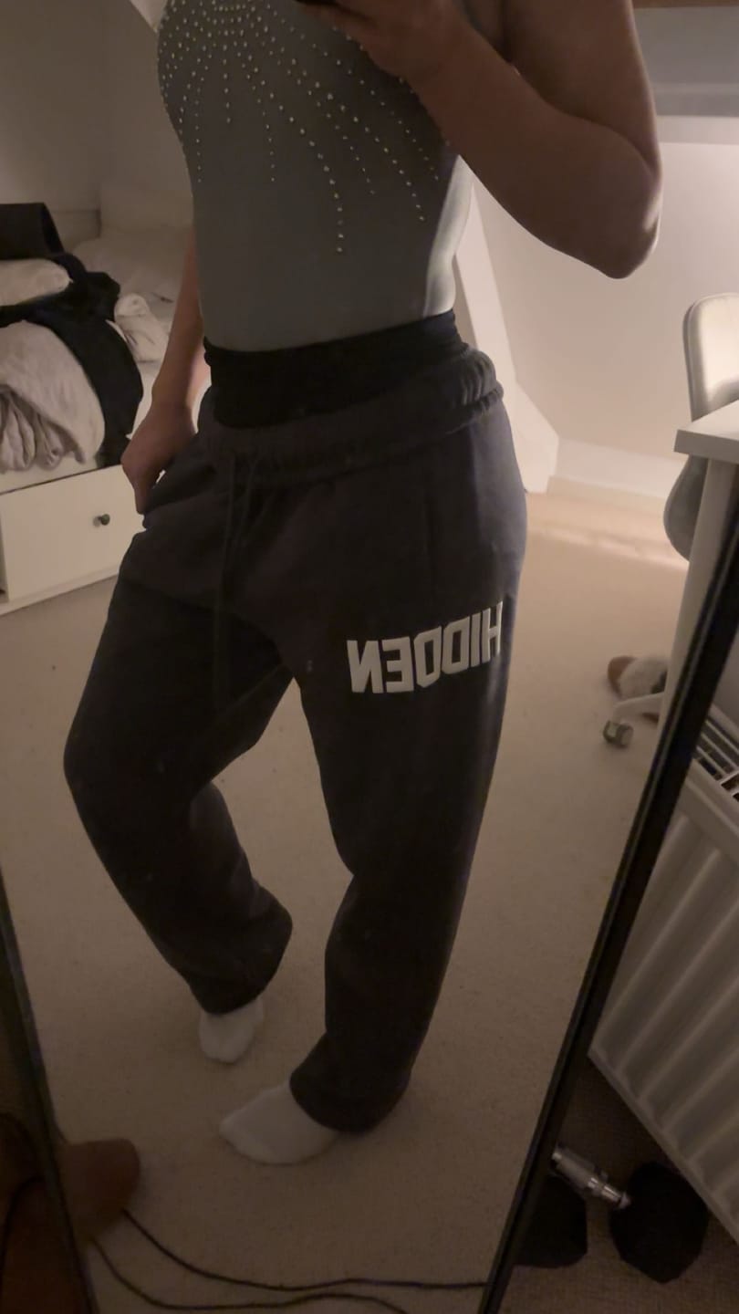 Avis client avec photo sur le pantalon de survêtement à jambes droites GATED COMMUNITY, gris foncé