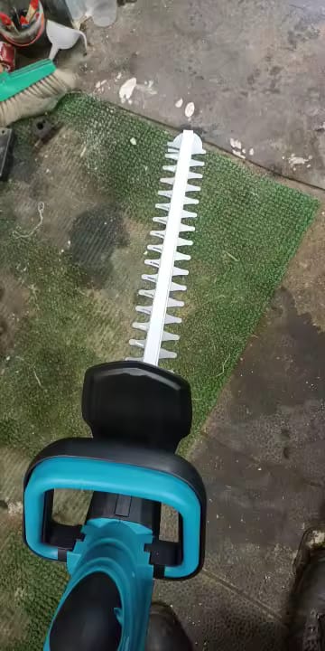 Customer photo review of Brushless Cordless Hedge Trimmer – 20 Inch Blade