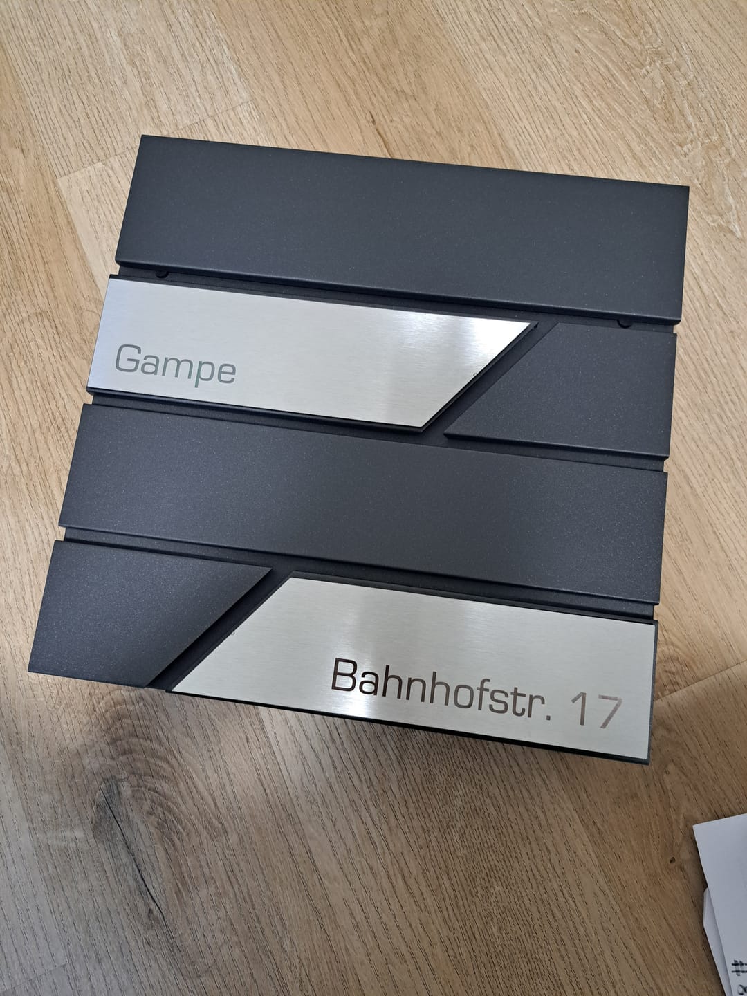 Customer photo review of AlbersDesign Briefkasten B1 Eisenglimmer (DB703) personalisiert mit Edelstahl-Schildern