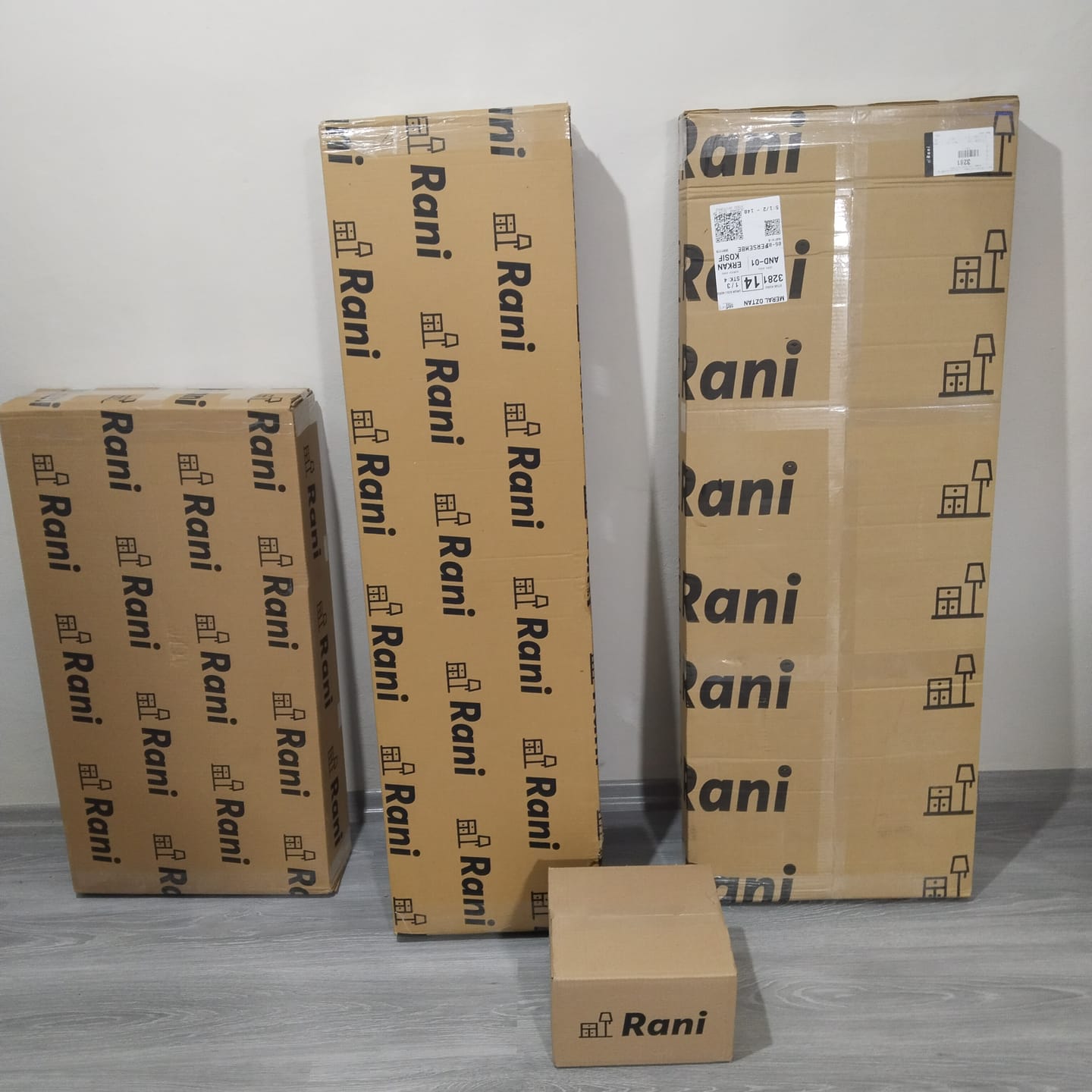 Customer photo review of Rani JE166 Kahve Köşesi Çok Amaçlı Dolap 4 Kapaklı 2 Çekmeceli Kiler Mutfak Dolabı Beyaz - Sepet Ceviz