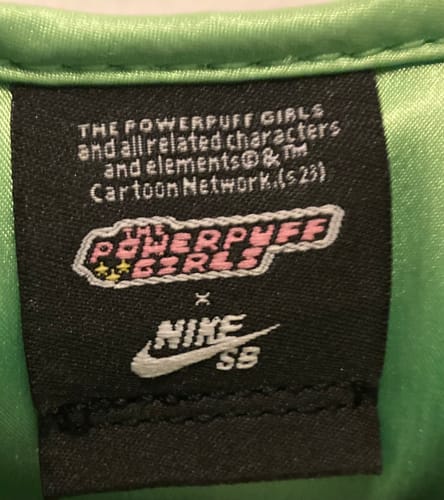 Close-up van het label aan de binnenkant van de tong met het logo van The Powerpuff Girls x Nike SB.