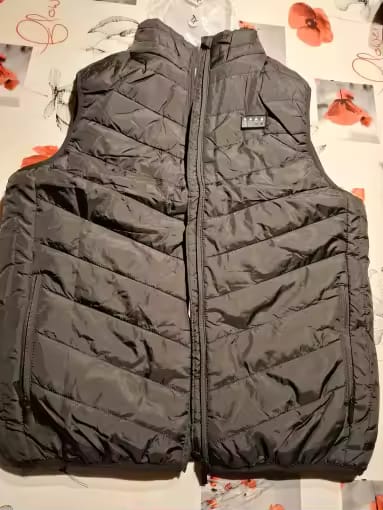 Customer photo review of Verwarmde bodywarmer met 9 verwarmingszones – ultralicht, USB-gevoed & ideaal voor outdooravonturen