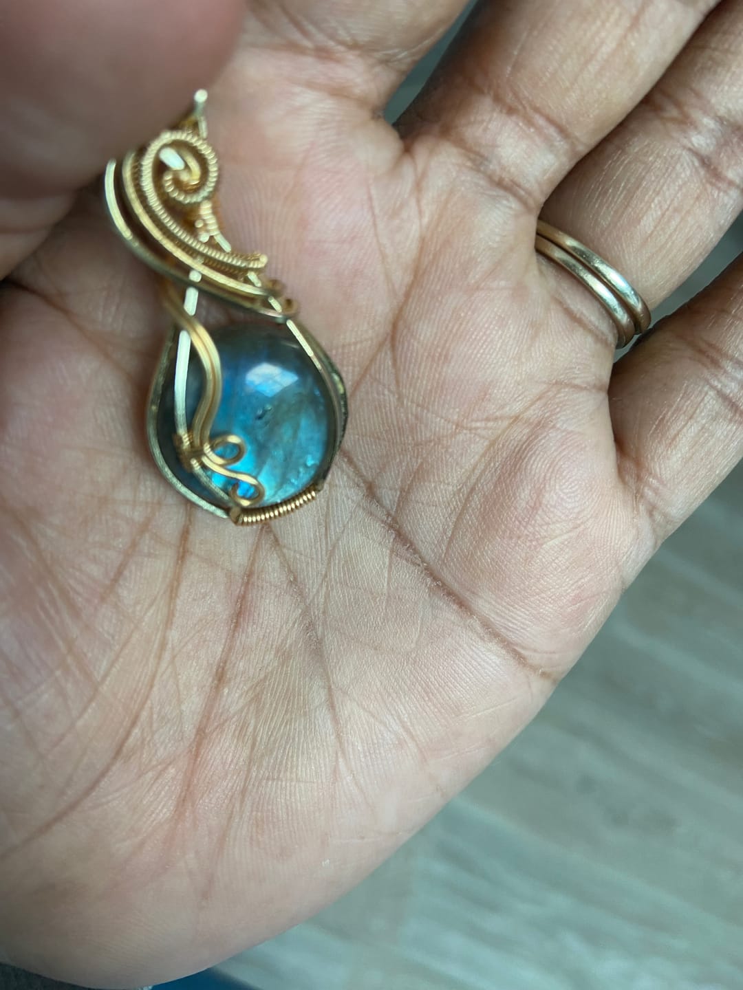 Customer photo review of Pendentif "Œil de l’Univers" en Labradorite