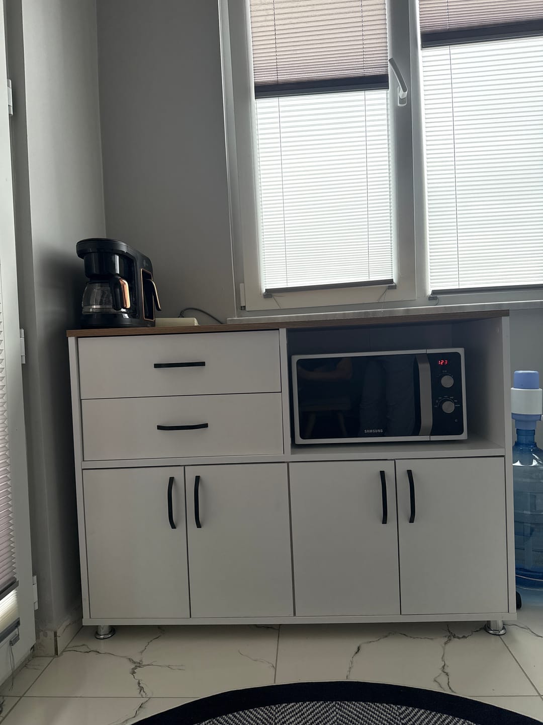 Customer photo review of Rani JE206 Kahve Köşesi Çok Amaçlı Dolap 4 Kapaklı 2 Çekmeceli Kiler Mutfak Dolabı Beyaz - Sepet Ceviz
