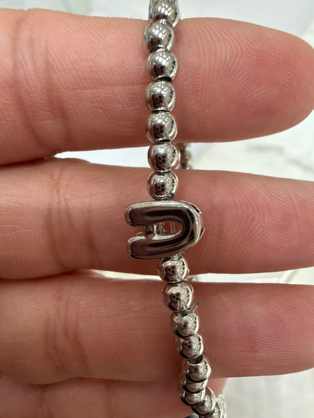 Customer photo review of Pulsera Plateada Con Inicial Mini Bubble Zirconia