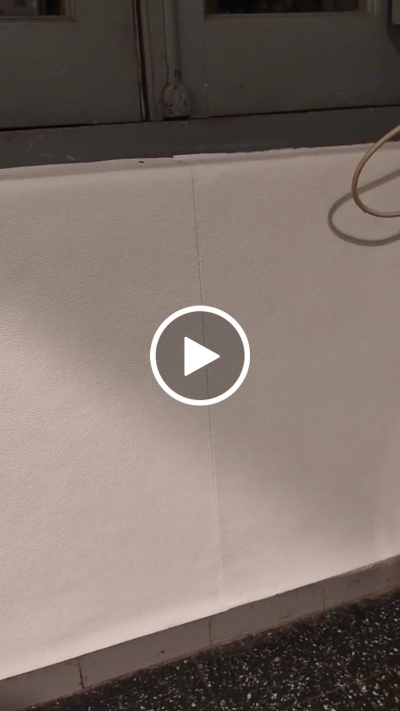 Customer video review of Papel Tapiz Autoadhesivo Antihumedad para Pared – 10 m